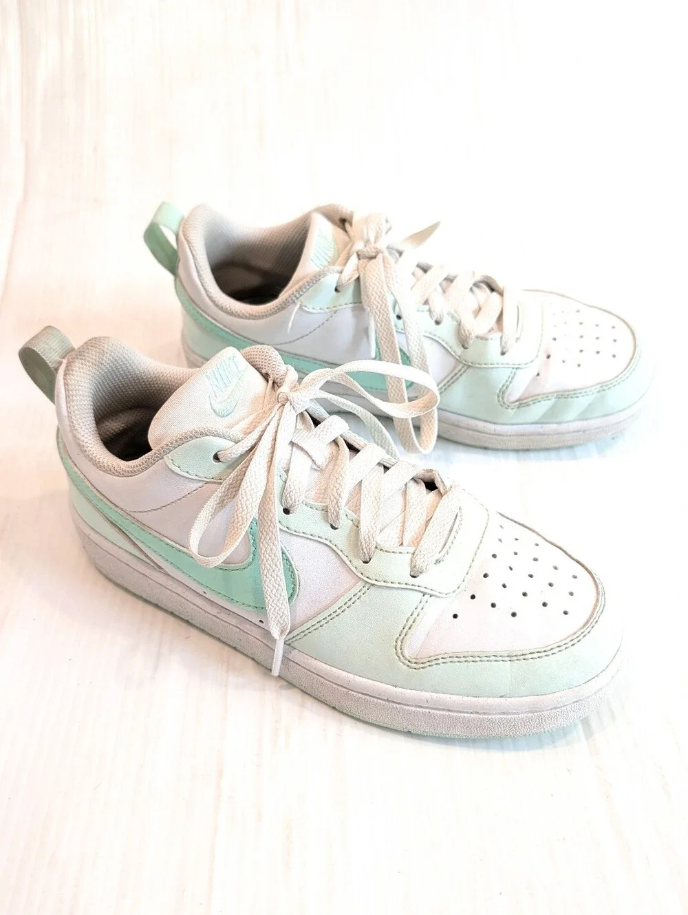 NIKE Low Top Sneakers in Mint & White Size 4 Youth